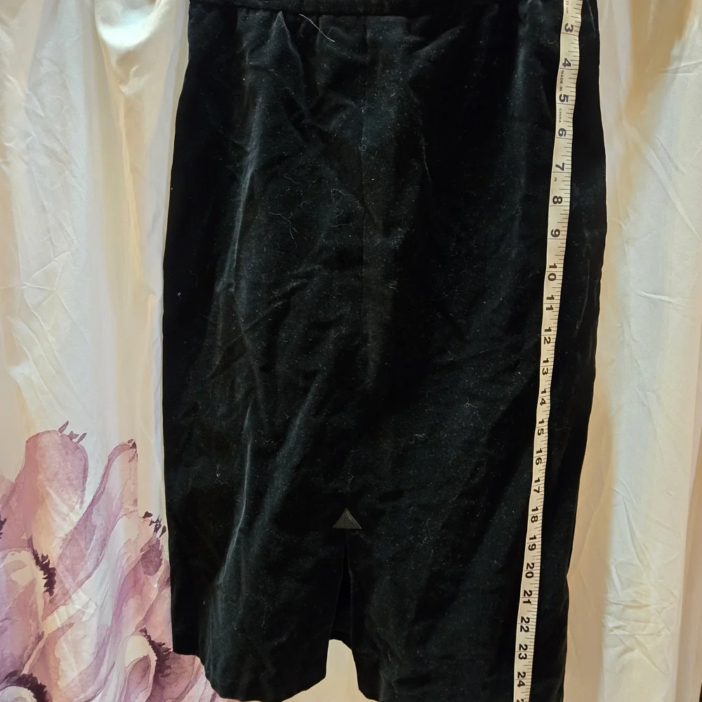 Elegant Black Velvet Skirt - Picture 1 of 7